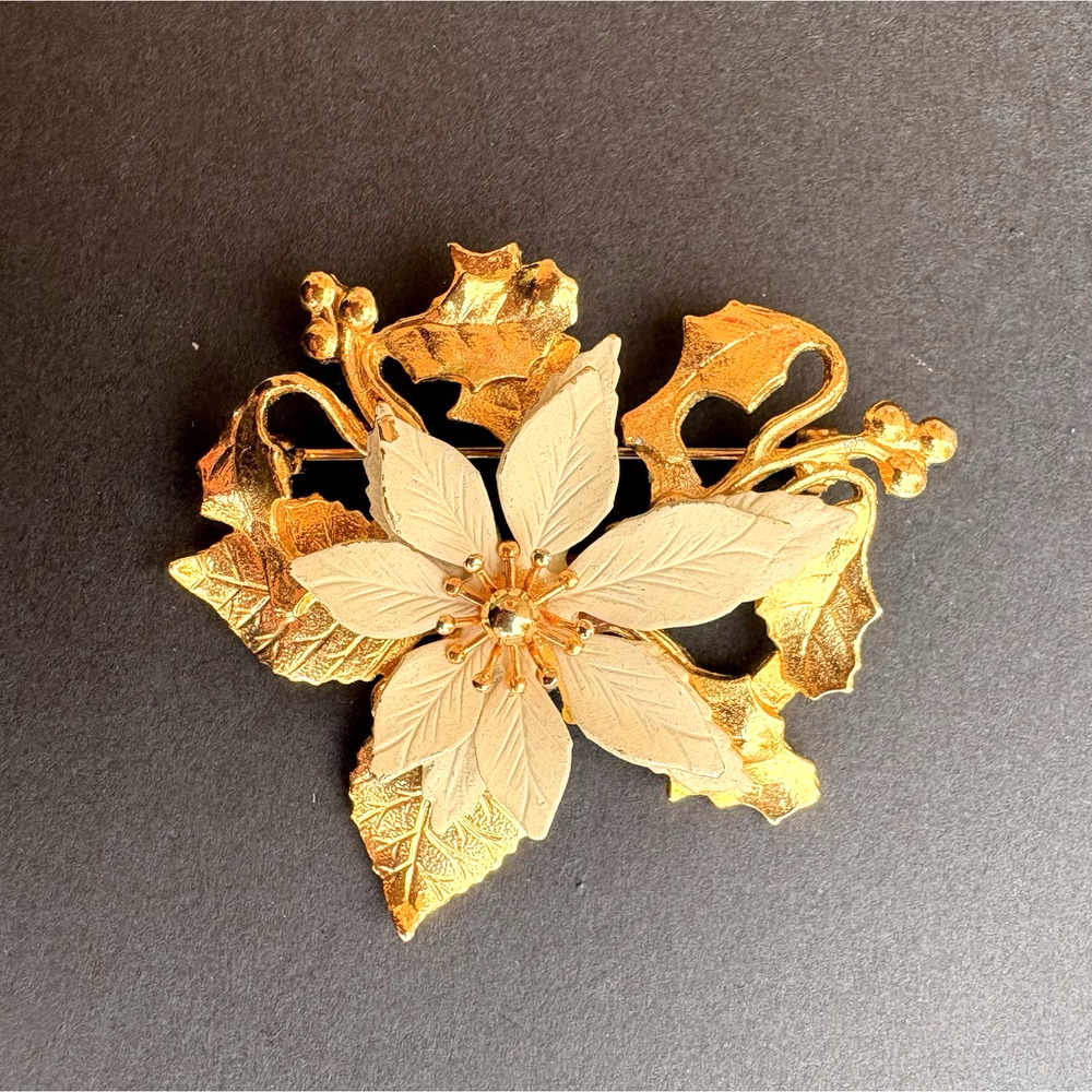 Vintage KC Poinsettia Flower Christmas Holiday Brooch‎ Cream & Gold Tone